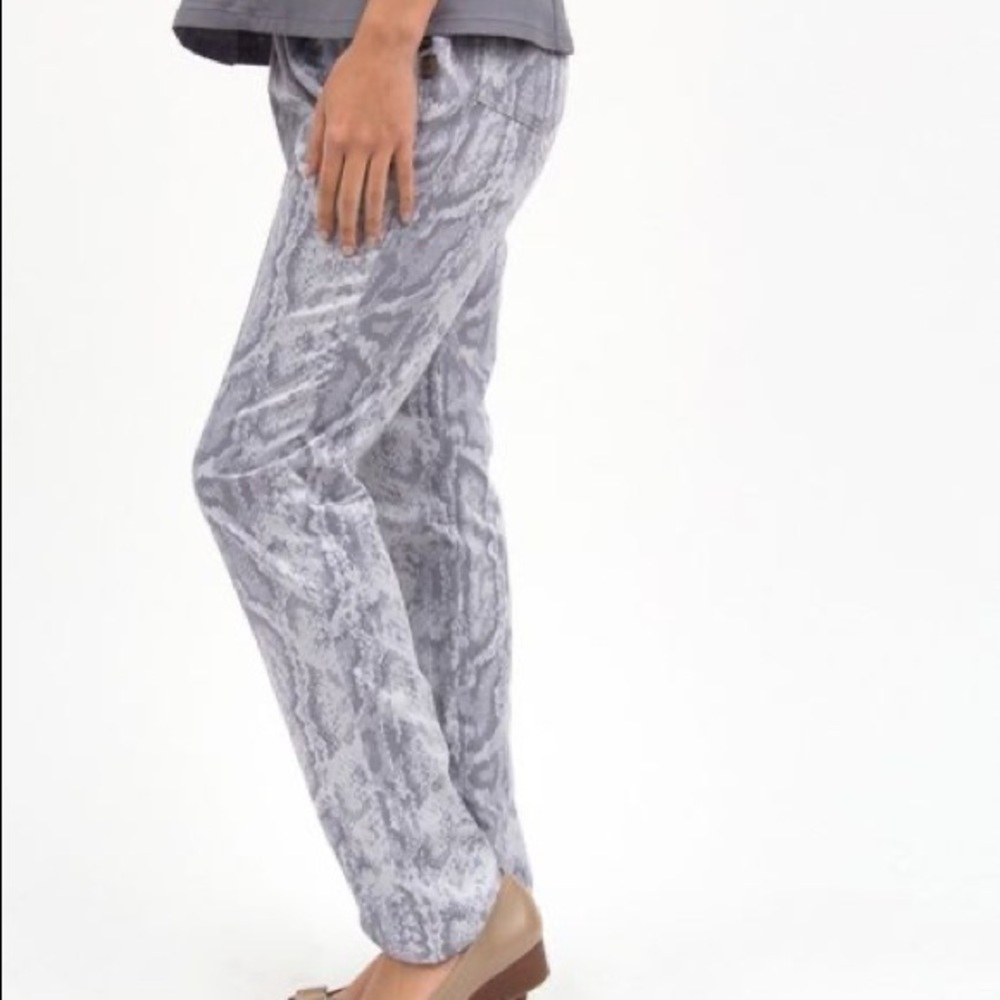 ISO jaanuu snakeskin skinny scrub pants in XS